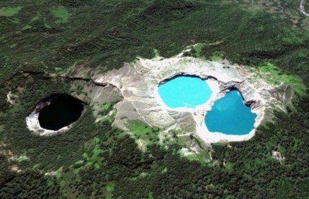 Три разноцветных озера на вулкане Келимуту