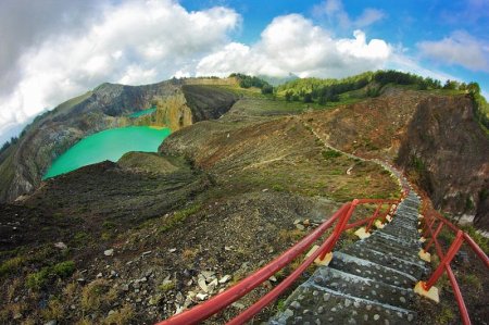 Три разноцветных озера на вулкане Келимуту