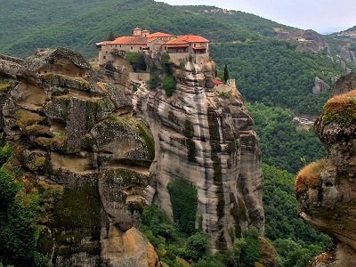 Метеоры — одна из самых популярных достопримечательностей Греции Метеоры — одна из самых популярных достопримечательностей Греции